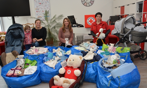 Diese Spenden sollen junge, bedürftige Mütter ausstatten. Darauf freuten sich im Ebers Hof (hinten von links) Club-Sekretärin Katharina Müller (mit der kleinen Klara), Schatzmeisterin Kirsten Imbriani und Stefanie Nörenberg vom Roten Kreuz.