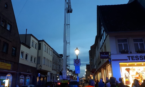 Ein Drehleiterfahrzeug in der Schöninger Innenstadt.
