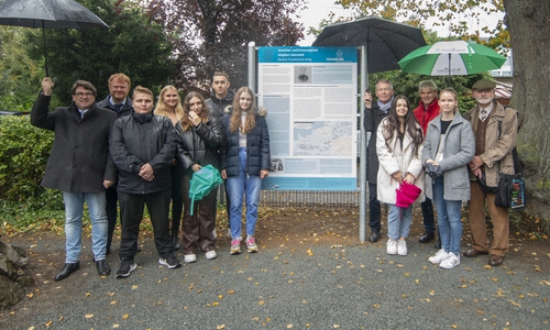 Feierlich wurde die Gedenktafel auf dem Friedhof eingeweiht.