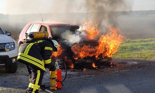 Das Auto brannte lichterloh. Das Überspringen der Flammen auf das daneben stehende Auto konnte verhindert werden.
