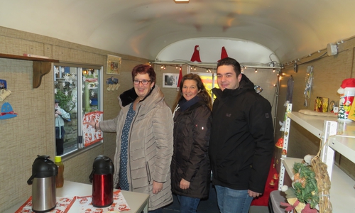 Der Weihnachtsmarkt in Lehre findet erst wieder 2022 statt. Auf dem Foto ist ein Team der Kita "An der Feuerwehr“ Lehre beim Weihnachtsmarkt 2019 zu sehen.