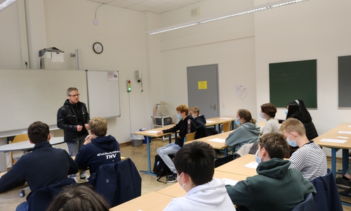 Schauspieler Ronald Schober vor einer 9. Klasse im Gymnasium im Schloss. 