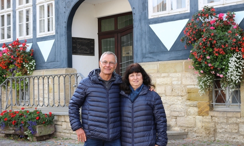 Rami und Ronit Rülf vor dem Wolfenbütteler Rathaus. Bürgermeister Thomas Pink hatte die Familie eingeladen.