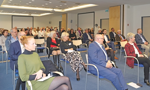 Zahlreiche aktuelle und ehemalige Weggefährten hatten sich im Konferenzzentrum des Klinikums eingefunden.