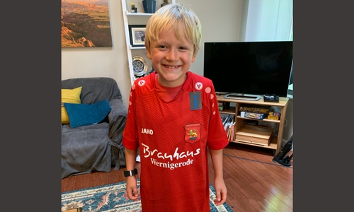 Der kleine Andreas Sommermeyer ist der neueste Fan des FSV Schöningen. Und wohl der erste aus den USA.