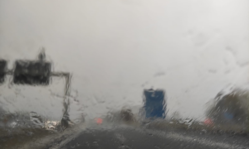 Plötzliche starke Regenschauer und Sturmböen können das Fahren auf der Autobahn zu einem Glücksspiel werden lassen. 