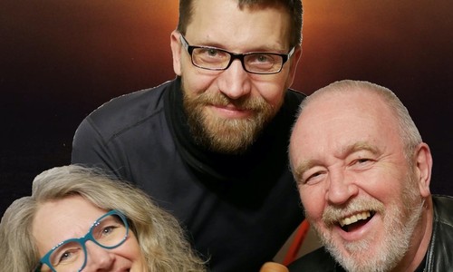 "Ian Bruce & Katharina mit Frank" spielen in der Kommisse.