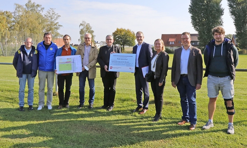 Der Niedersächsische Staatssekretär für Inneres und Sport, Stephan Manke (4. v. r.), überreichte Bürgermeister Thomas Pink (5. v. l.) den symbolischen Förderscheck.
