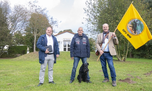 Von links: Tobias Schliephake (Ortsbürgermeister von Werlaburgdorf), Andreas Memmert (Bürgermeister Schladen-Werla), Michael Heimbs (tasächlich gehört er zu der Kaffeefamilie- 1. Vorsitzender und Präsident des Weltverbandes ISPU (Internationale Schnauzer Pinscher Union)) 