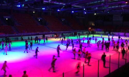 EisArena startet mit Eisdisco und öffentlichem Lauf in die Saison.