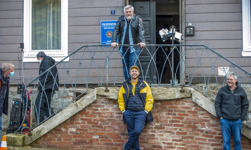 Gute Laune bei den Dreharbeiten im Harz: Moritz Führmann, Aljoscha Stadelmann und Hans-Günter Schärf vor der Polizeiwache. 