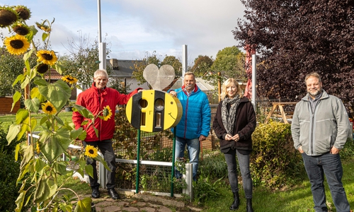 Frank Klingebiel, Matthias Brandfaß, Simone Kessner und Gianluca Calabrese neben dem Blütenautomaten, der noch im Aufbau ist, wo man dann Blütensamen (für Bienen)  ziehen kann. Es sind die altbekannten Kaugummiautomaten, die dafür etwas umgebaut wurden und später noch fertiggestellt werden.