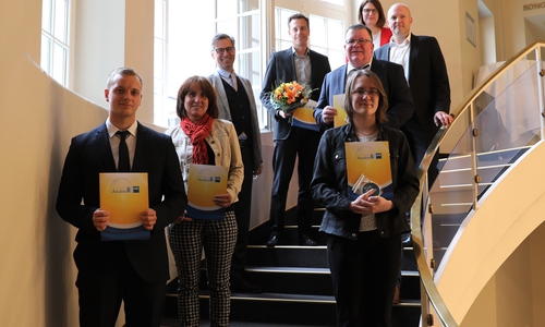 Feierten die Ehrung der Punktbesten im kleinen Kreis: (von links) In der vorderen Reihe: Darius Antunovic, Andrea Papst (Berufsbildende Schulen Fredenberg), Nina Schünemann, in der hinteren Reihe: Tobias Hoffmann, Fabian Neubert (Stadtbad Braunschweig GmbH), Hans-Werner Ruhkopf (MAN Truck & Bus SE), Dr. Kirsten Anna van Elten, Dr. Florian Löbermann.   