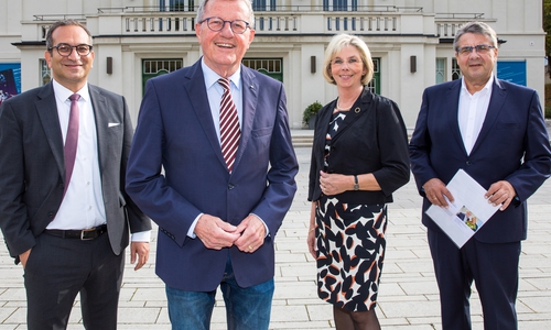 Rifat Fersahoglu-Weber, Wilhelm Schmidt, Garbriele Siebert-Paul und Sigmar Gabriel vor dem Lessingtheater in Wolfenbüttel.