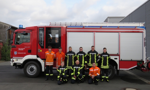 Die neun neuen Feuerwehrmänner und -Frauen für Wolfenbüttel.
