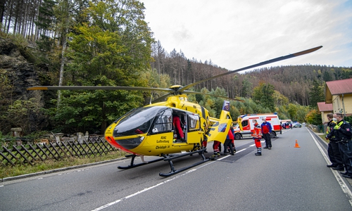Der Verunglückte bei der Verladung in den Rettungshubschrauber. Eine Seilwinde hätte die Rettung deutlich verkürzt. 