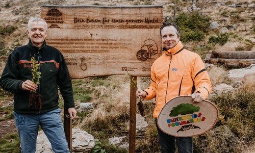 Dr. Klaus Merker (Präsident der Niedersächsischen Landesforsten) und Markus Beese (Botschafter von United Kids Foundations und Leiter Marketing der Volksbank BraWo) starten mit der Pflanzung der nächsten 10.000 Bäume im United Kids Foundations Wald.