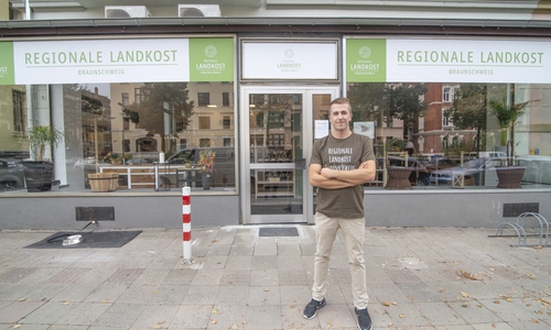 Marvin Rusin vor seinem Regionalladen am Hagenring.