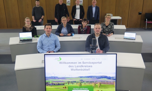 Der Arbeitskreis OpenKreishaus traf sich in der Landkreisverwaltung (von vorne nach hinten, von links nach rechts): Safet Trzaska und Pascal Bonse (Landkreis Wolfenbüttel), Cara Kühn (Stadt Wolfenbüttel), Paulina Hardwick und Annemarie Ahlburg (Gemeinde Schladen/Werla), Melanie Wulfes (Samtgemeinde Baddeckenstedt), Tobias Schwarze (Gemeinde Cremlingen), Carsten Schridde und Christian Malitzki (Samtgemeinde Sickte) und Thomas Rosenthal (Samtgemeinde Oderwald).