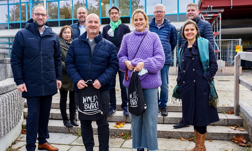 Hinten v. li.: Martina Flamme-Jasper (Leiterin Kommunikation im phaeno), Olaf Katzer (Leiter Bildung in der Autostadt), Michael Meeske (Geschäftsführer des VfL Wolfsburg), Uwe Winter (Betriebsleiter des BadeLand Wolfsburg) und Christoph Kaufmann (Bereichsleiter Tourismus bei der WMG), vorne v. li.: WMG-Geschäftsführer Jens Hofschröer, Talat Erbay (Lehrer am Are-Gymnasium), Ilka Dahlmanns (Lehrerin am Are-Gymnasium) und Eileen Pollex (Prokuristin im Planetarium Wolfsburg).