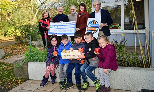 Symbolische Scheckübergabe im Kinder- und Familienzentrum Martin Luther in Wolfsburg: (hinten von links) Claudia Kayser (Volksbank BraWo/United Kids Foundations), Wilfried Krüger und Frank Poerschke (beide Starthilfe), Marielle Warnecke (Kinder- und Familienzentrums Martin Luther) sowie Christof Spathelf (Starthilfe).  