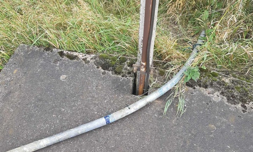 Unbekannte legen dieses Eisenrohr mit Betonfuß auf die Schienen