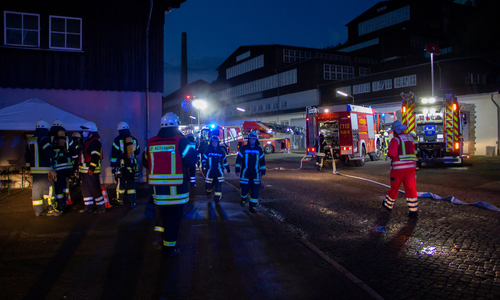 Eine Nebelmaschine sorgte sogar für verrauchte Räumlichkeiten. Ein bisschen davon lässt sich vor dem Scheinwerfer erkennen. 
