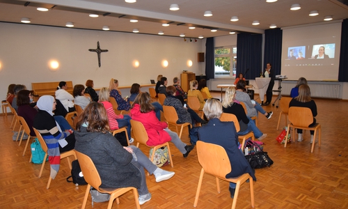 Die Eröffnung der EEC-Fortbildung in der Katholischen Familienbildungsstätte. 