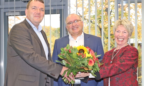 Geschäftsführer Axel Burghardt (links) bedankte sich im Namen des gesamten Teams bei Ralf Harmel und dessen Ehefrau Marie-Theres Steinkamp-Harmel.