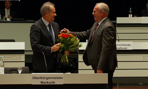 Braunschweigs Noch-Oberbürgermeister Ulrich Markurth wurde aus dem Rat verabschiedet.