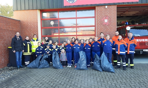 Von links: Ortsbürgermeister Michael Hofmann, Kinderfeuerwehrwartin Svenja Schulze mit den Betreuern Stefanie Fricke, Patricia Ehricke und den Mitgliedern Kinderfeuerwehr. Von rechts: Jugendfeuerwehrwart Benjamin Belger mit den Betreuern Milena Zdarsky, Thorben Wandelt und den Jugendlichen der Jugendfeuerwehr. Es fehlen auf dem Bild, Claudia Clod und Heidi Brackmann vom Ortsrat Groß Stöckheim, sowie die weiteren freiwilligen Helferinnen und Helfer.