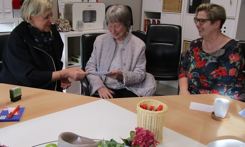Dagmar Ammon (links) und Silke Todtenhaupt (rechts) freuen sich über den Scheck, den Dorothea Henniges im Namen der Frauenhilfe Berklingen überreicht.