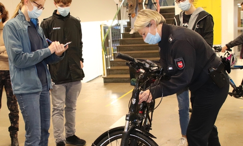 Gründlich kontrolliert Polizeibeamtin Claudia Fricke jedes sicherheitsrelevante Teil am Fahrrad.