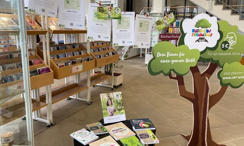 Im Eingangsbereich der Stadtbibliothek der Stadt Salzgitter in Lebenstedt macht ein mannshoher Papp-Baum derzeit auf eine besondere Aktion aufmerksam