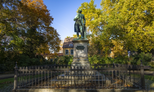 In Braunschweig steht eine 2,60 Meter hohe Lessing-Bronze.