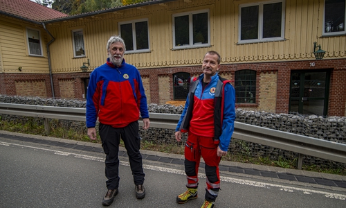 Wolfgang Homann und Sascha Sommer befürworten eine Seilwinde für den Rettungshubschrauber. 