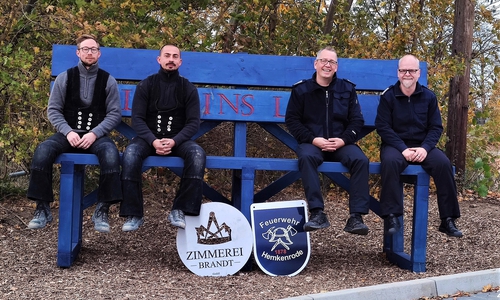 Marjan und Gelso Brandt von der Zimmerei Brandt aus Mönchevalberg, Stellvertretender ortsbrandmeister Jan Sprenger und Ortsbrandmeister Tobias Breske (v. li.).