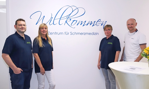 Dr. Nils Beiser, Leiter der Praxis für Schmerzmedizin im neuen Ärztehaus Med51c, Arzthelferin Petra Diedrich, Pain Nurse Christine Wiesner und Dr. Tobias Jüttner, Chefarzt der Klinik für Anästhesie, operative Intensiv-, Notfall- und Schmerzmedizin am Städtischen Klinikum.