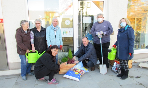 Die Mitglieder des Bürgervereins Steterburg haben Blumenkästen in der Innenstadt aufgestellt.