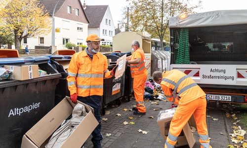 Marcel Bürger mit Angelbert Beldinger und Uwe Maretschke vom SRB. Sie räumen in Hallendorf am Entsorgungsplatz auf. Viele Bürger schmeißen Ihren Dreck einfach daneben obwohl der Papiercontainer leer ist. Es werden auch viele Sachen einfach daneben geworfen.