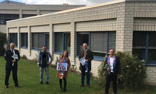 Die Preisträger und Laudatoren auf der Wiese vor der Polizeiinspektion Goslar. Von links: Polizeidirektor Rodger Kerst, Pascal Brennecke, Katharina-Sophie Weber und der Arzt Mathias Kohn. Als Vertreter des Weissen Ringes: Günther Koschig. 