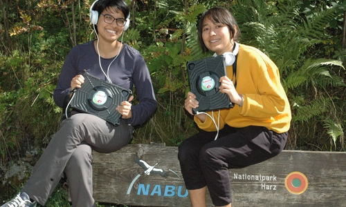 Mara Kunzmann und Esther Siebert mit ihrem Audio-Guide