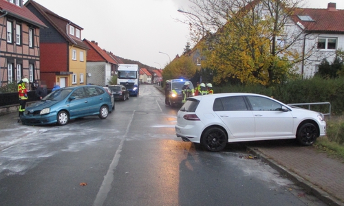Insgesamt wurden drei Autos beschädigt.