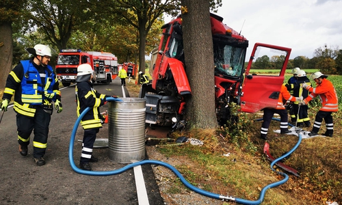 Die Feuerwehr pumpt Diesel aus dem leckgeschlagenen Tank ab. 