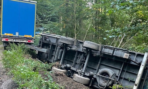 Ein LKW ist im Nationalpark Harz umgekippt.