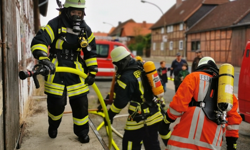 Vorbereitungen auf einen Innenangriff - Da es sich um ein Abrisshaus handelte, konnte mit realem Wasser in einem durch Nebelmaschinen verqualmten Haus geübt werden.