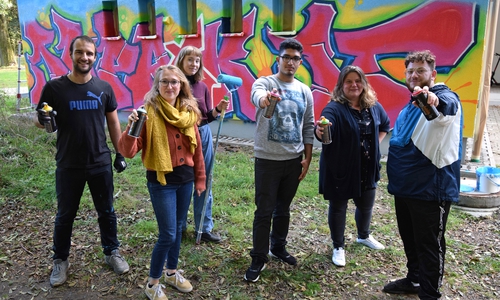Das Graffiti wird wieder bunt dank (von links) Nico Thiermann, Carolin Bodenburg, Elisa Mazanec, Mohamad Khaled, Michaela Grabowski und Rasgar Salihi. 