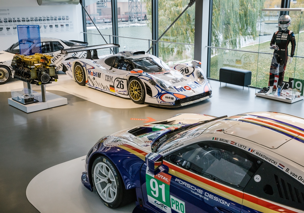 Vier Rennfahrzeuge, ein originaler Motor des Porsche 917, Rennanzüge sowie weitere Exponate aus der Sammlung des Porsche Museums zeigen die Erfolgsgeschichte von Porsche in Le Mans.