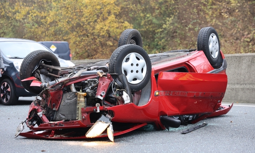 Das Auto kam auf dem Dach zum Liegen.