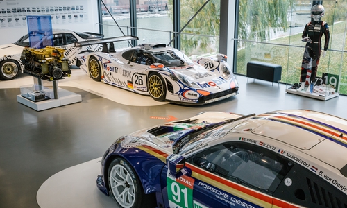 Vier Rennfahrzeuge, ein originaler Motor des Porsche 917, Rennanzüge sowie weitere Exponate aus der Sammlung des Porsche Museums zeigen die Erfolgsgeschichte von Porsche in Le Mans.